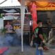 Cegah DBD, Polres Lombok Barat Proaktif Lakukan Fogging di Lingkungan Polsek