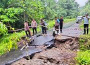 Akibat curah hujan tinggi ruas jalan amblas tidak bisa dilalui, Polsek Sekongkang memasang garis Pengaman