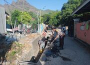 Peduli Lingkungan, Bhabinkamtibmas Desa Ai Suning Turut Gotong Royong Bersihkan Irigasi