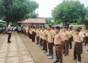 Police Goes to School Bhabinkamtibmas Polsek Labangka Latih PBB Siswa-Siswi SDN Labangka