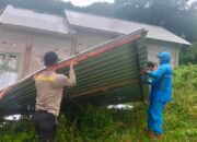 Bhabinkamtibmas Desa Mantun Bantu Warga yang Terdampak Angin Kencang