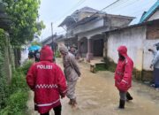 Pantau Debit Air Sungai, Patroli Dialogis Sat Samapta Polres Sumbawa Barat Imbau Masyarakat Tetap Waspada Bencana Banjir