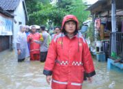 Kapolres Sumbawa Barat Turun Langsung Tinjau Banjir dan Berikan Bantuan Kepada Warga Terdampak
