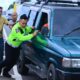 mendorong mobil mogok