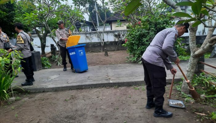 Polri Peduli: Pembersihan Pure Datar oleh Polsek Labuapi
