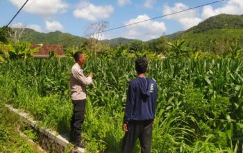 Polri Dampingi Petani di Desa Batu Putih