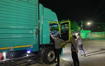 KMP Surya 777 Tiba di Lembar, Polisi Pastikan Proses Bongkaran Aman
