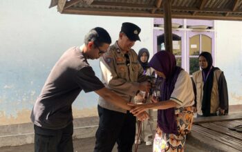 Kemanusiaan dalam Seragam, Polsek Lembar Distribusikan Bantuan Tongkat kepada Warga Disabilitas