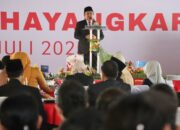 Lombok Barat, NTB – Kepolisian Republik Indonesia (Polri) merayakan ulang tahunnya yang ke-79 pada 1 Juli 2025. Di Lombok Barat, peringatan Hari Bhayangkara kali ini selain dengan menggelar upacara, juga ditandai dengan acara tasyakuran yang penuh makna. Menegaskan kembali komitmen Polri untuk terus meningkatkan kualitas pelayanan kepada masyarakat. Pada Selasa (1/7/2025), suasana di bencingah kantor Bupati Lombok Barat tampak semarak dengan kehadiran para pejabat dan tokoh masyarakat. Acara Tasyakuran Hari Bhayangkara ke-79 ini digelar di Jalan Soekarno-Hatta, Kelurahan Dasan Geres, Kecamatan Gerung, Kabupaten Lombok Barat, menjadi momentum penting. Untuk mempererat sinergitas antara Polri, TNI, pemerintah daerah, dan seluruh elemen masyarakat. Meningkatkan Pelayanan dan Memperkuat Sinergi Dalam sambutannya yang penuh semangat, Kapolres Lombok Barat, AKBP Yasmara Harahap, S.I.K., menyampaikan bahwa Hari Bhayangkara ke-79 mengusung tema ‘Polri untuk Masyarakat’. Menurutnya, tema ini bukan sekadar slogan, melainkan sebuah amanah untuk terus berbenah. "Dalam rangka Hari Bhayangkara ke-79 tahun 2025 dengan tema Polri Untuk Masyarakat, tentunya kita harus meningkatkan kualitas diri sebagai insan Bhayangkara. Untuk melaksanakan pelayanan maksimal kepada masyarakat," ujar AKBP Yasmara. Ia menekankan pentingnya introspeksi diri dan peningkatan kinerja untuk memberikan pelayanan terbaik. "Polri tegak berdiri dan berkomitmen untuk menjadi lebih modern dan terpercaya," tambahnya. Menurut Kapolres, semua upaya ini bertujuan utama untuk menjaga stabilitas keamanan dan ketertiban masyarakat (kamtibmas) di Provinsi NTB agar tetap kondusif. Ia juga menjelaskan bahwa rangkaian kegiatan dalam rangka Hari Bhayangkara di Polres Lombok Barat sudah dimulai sejak awal Juni. Dengan berbagai kegiatan yang menyentuh langsung masyarakat. AKBP Yasmara Harahap juga menyampaikan rasa terima kasihnya kepada semua pihak yang telah mendukung tugas-tugas Polri. "Terima kasih kepada Bapak Bupati yang telah mendukung tugas-tugas kamtibmas. Tidak mungkin kami berjalan sendiri tanpa dukungan dari Pemda dan seluruh elemen masyarakat," tegasnya. Kolaborasi Pemerintah dan Polri untuk Pelayanan Optimal Senada dengan Kapolres, Bupati Lombok Barat, H. Lalu Ahmad Zaini, S. Si., M.T., juga memberikan apresiasi setinggi-tingginya kepada jajaran kepolisian. Dalam pernyataannya, Bupati mengucapkan selamat Hari Bhayangkara dan menekankan pentingnya sinergi antara pemerintah daerah dan Polri. "Atas nama Pemerintah Kabupaten Lombok Barat, kami menyampaikan dirgahayu Kepolisian," kata Bupati Lalu Ahmad Zaini. "Sinergitas dan kolaborasi akan terus kita tingkatkan agar pelayanan kepada masyarakat akan terus dapat dioptimalkan,” imbuhnya. Pernyataan ini menunjukkan komitmen kuat dari pemerintah daerah untuk terus bekerja sama dengan Polri demi kesejahteraan dan keamanan masyarakat Lombok Barat. Momen Kebersamaan dan Apresiasi Setelah sambutan, acara dilanjutkan dengan momen simbolis pemotongan kue dan tumpeng. Kapolres Lombok Barat bersama Ibu Ketua Bhayangkari, Bupati Lombok Barat, perwakilan Dandim 1606, Wakil Bupati, Sekda, dan Ketua DPRD secara bersama-sama melakukan pemotongan tumpeng, melambangkan kebersamaan dan rasa syukur. Kemeriahan acara juga terasa saat pembacaan dan penyerahan hadiah bagi para pemenang lomba-lomba yang diselenggarakan dalam rangka memeriahkan Hari Bhayangkara ke-79. Berbagai lomba tersebut tidak hanya menjadi ajang silaturahmi, tetapi juga menunjukkan partisipasi aktif masyarakat dalam perayaan hari jadi korps Bhayangkara. Peringatan Hari Bhayangkara ke-79 ini menjadi momentum refleksi bagi seluruh jajaran Polres Lombok Barat untuk terus berbenah dan meningkatkan kualitas diri. Turut hadir pula dalam acara ini, Ketua Cabang Bhayangkari Lombok Barat, Ny. Citra Yasmara, bersama jajaran pengurus. Serta perwakilan dari Kodim 1606 Mataram, Letkol Inf. Abdul Haris S.H. M.H. Selain itu, hadir pula Wakil Bupati Lombok Barat, Hj. Nurul Adha, S.THI, Sekda Kabupaten Lombok Barat, H. Ilham S.Pd M.Pd., Ketua DPRD Kabupaten Lombok Barat, Lalu Ivan Indaryadi, serta perwakilan dari Pengadilan Negeri Mataram dan Kejaksaan Negeri Mataram. Kehadiran para pimpinan OPD, tokoh agama, tokoh masyarakat, dan tokoh adat menunjukkan soliditas dukungan terhadap tugas-tugas kepolisian.