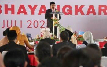 Lombok Barat, NTB – Kepolisian Republik Indonesia (Polri) merayakan ulang tahunnya yang ke-79 pada 1 Juli 2025. Di Lombok Barat, peringatan Hari Bhayangkara kali ini selain dengan menggelar upacara, juga ditandai dengan acara tasyakuran yang penuh makna. Menegaskan kembali komitmen Polri untuk terus meningkatkan kualitas pelayanan kepada masyarakat. Pada Selasa (1/7/2025), suasana di bencingah kantor Bupati Lombok Barat tampak semarak dengan kehadiran para pejabat dan tokoh masyarakat. Acara Tasyakuran Hari Bhayangkara ke-79 ini digelar di Jalan Soekarno-Hatta, Kelurahan Dasan Geres, Kecamatan Gerung, Kabupaten Lombok Barat, menjadi momentum penting. Untuk mempererat sinergitas antara Polri, TNI, pemerintah daerah, dan seluruh elemen masyarakat. Meningkatkan Pelayanan dan Memperkuat Sinergi Dalam sambutannya yang penuh semangat, Kapolres Lombok Barat, AKBP Yasmara Harahap, S.I.K., menyampaikan bahwa Hari Bhayangkara ke-79 mengusung tema ‘Polri untuk Masyarakat’. Menurutnya, tema ini bukan sekadar slogan, melainkan sebuah amanah untuk terus berbenah. "Dalam rangka Hari Bhayangkara ke-79 tahun 2025 dengan tema Polri Untuk Masyarakat, tentunya kita harus meningkatkan kualitas diri sebagai insan Bhayangkara. Untuk melaksanakan pelayanan maksimal kepada masyarakat," ujar AKBP Yasmara. Ia menekankan pentingnya introspeksi diri dan peningkatan kinerja untuk memberikan pelayanan terbaik. "Polri tegak berdiri dan berkomitmen untuk menjadi lebih modern dan terpercaya," tambahnya. Menurut Kapolres, semua upaya ini bertujuan utama untuk menjaga stabilitas keamanan dan ketertiban masyarakat (kamtibmas) di Provinsi NTB agar tetap kondusif. Ia juga menjelaskan bahwa rangkaian kegiatan dalam rangka Hari Bhayangkara di Polres Lombok Barat sudah dimulai sejak awal Juni. Dengan berbagai kegiatan yang menyentuh langsung masyarakat. AKBP Yasmara Harahap juga menyampaikan rasa terima kasihnya kepada semua pihak yang telah mendukung tugas-tugas Polri. "Terima kasih kepada Bapak Bupati yang telah mendukung tugas-tugas kamtibmas. Tidak mungkin kami berjalan sendiri tanpa dukungan dari Pemda dan seluruh elemen masyarakat," tegasnya. Kolaborasi Pemerintah dan Polri untuk Pelayanan Optimal Senada dengan Kapolres, Bupati Lombok Barat, H. Lalu Ahmad Zaini, S. Si., M.T., juga memberikan apresiasi setinggi-tingginya kepada jajaran kepolisian. Dalam pernyataannya, Bupati mengucapkan selamat Hari Bhayangkara dan menekankan pentingnya sinergi antara pemerintah daerah dan Polri. "Atas nama Pemerintah Kabupaten Lombok Barat, kami menyampaikan dirgahayu Kepolisian," kata Bupati Lalu Ahmad Zaini. "Sinergitas dan kolaborasi akan terus kita tingkatkan agar pelayanan kepada masyarakat akan terus dapat dioptimalkan,” imbuhnya. Pernyataan ini menunjukkan komitmen kuat dari pemerintah daerah untuk terus bekerja sama dengan Polri demi kesejahteraan dan keamanan masyarakat Lombok Barat. Momen Kebersamaan dan Apresiasi Setelah sambutan, acara dilanjutkan dengan momen simbolis pemotongan kue dan tumpeng. Kapolres Lombok Barat bersama Ibu Ketua Bhayangkari, Bupati Lombok Barat, perwakilan Dandim 1606, Wakil Bupati, Sekda, dan Ketua DPRD secara bersama-sama melakukan pemotongan tumpeng, melambangkan kebersamaan dan rasa syukur. Kemeriahan acara juga terasa saat pembacaan dan penyerahan hadiah bagi para pemenang lomba-lomba yang diselenggarakan dalam rangka memeriahkan Hari Bhayangkara ke-79. Berbagai lomba tersebut tidak hanya menjadi ajang silaturahmi, tetapi juga menunjukkan partisipasi aktif masyarakat dalam perayaan hari jadi korps Bhayangkara. Peringatan Hari Bhayangkara ke-79 ini menjadi momentum refleksi bagi seluruh jajaran Polres Lombok Barat untuk terus berbenah dan meningkatkan kualitas diri. Turut hadir pula dalam acara ini, Ketua Cabang Bhayangkari Lombok Barat, Ny. Citra Yasmara, bersama jajaran pengurus. Serta perwakilan dari Kodim 1606 Mataram, Letkol Inf. Abdul Haris S.H. M.H. Selain itu, hadir pula Wakil Bupati Lombok Barat, Hj. Nurul Adha, S.THI, Sekda Kabupaten Lombok Barat, H. Ilham S.Pd M.Pd., Ketua DPRD Kabupaten Lombok Barat, Lalu Ivan Indaryadi, serta perwakilan dari Pengadilan Negeri Mataram dan Kejaksaan Negeri Mataram. Kehadiran para pimpinan OPD, tokoh agama, tokoh masyarakat, dan tokoh adat menunjukkan soliditas dukungan terhadap tugas-tugas kepolisian.