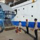 Polsek Kawasan Pelabuhan Laut Bima Amankan Proses Embarkasi dan Debarkasi Kapal KM. BINAIYA di Pelabuhan Bima