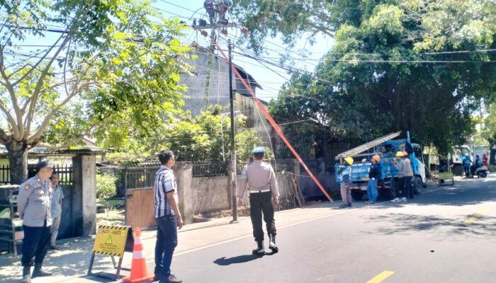 Polisi Amankan Pemangkasan Pohon Antisipasi Bahaya di Lembar Selatan