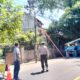Polisi Amankan Pemangkasan Pohon Antisipasi Bahaya di Lembar Selatan