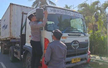 Polsek Pelabuhan Lembar Bagikan Bendera Merah Putih kepada Sopir Truk Sambut HUT RI ke-80