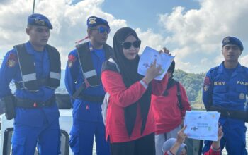 Kapal Patroli Polairud Jadi Klinik & Perpustakaan Terapung di Lembar