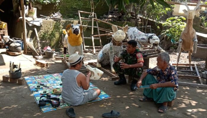 Tradisi Gawe Gubuk, Babinsa Dukung Pembuatan Peraje-prajean Desa
