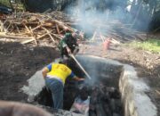 Babinsa Desa Langko Tinjau Usaha Arang Kayu Warga