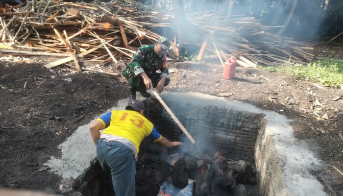 Babinsa Desa Langko Tinjau Usaha Arang Kayu Warga