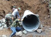 Plat Baja Dipasang, Akses Desa Giri Madia Lebih Mudah