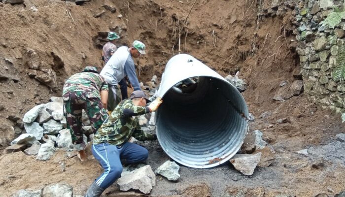 Plat Baja Dipasang, Akses Desa Giri Madia Lebih Mudah