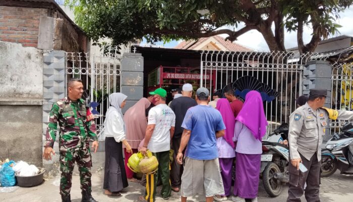 Babinsa dan Bhabinkamtibmas Beleka Tinjau Penyaluran LPG 3 Kg