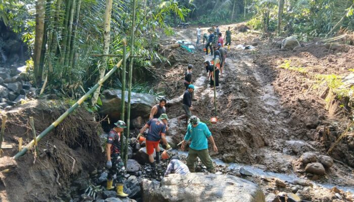 Gotong Royong TNI-Warga Lingsar Wujudkan Akses Pertanian