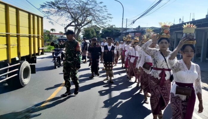 Harmoni Terwujud Saat Babinsa Dampingi Ibadah Piodalan