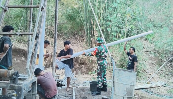 Babinsa Dampingi Pembangunan Sumur Bor, 68 KK di Labuan Tereng Kini Nikmati Air Bersih