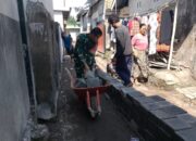 Babinsa Bersama Warga Rampungkan Pembangunan Jalan Paving Blok