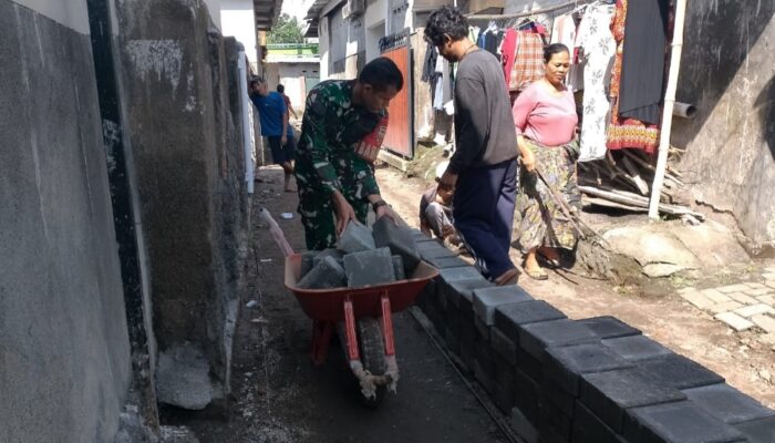 Babinsa Bersama Warga Rampungkan Pembangunan Jalan Paving Blok