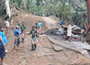 Gotong Royong Jalan Baru, Babinsa Hadirkan Kepedulian TNI