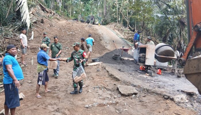 Gotong Royong Jalan Baru, Babinsa Hadirkan Kepedulian TNI