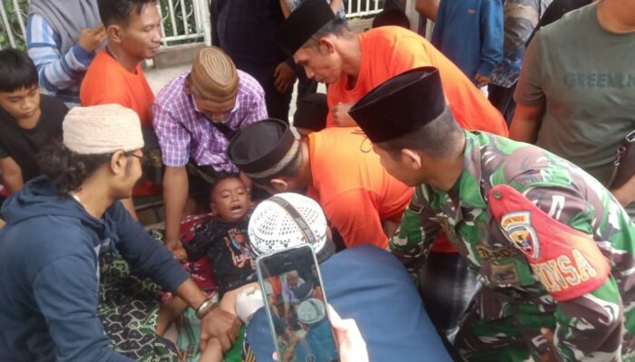 Sinergi Babinsa dan Warga Laksanakan Sunat Massal di Masjid