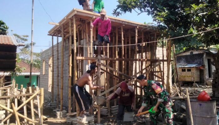 Babinsa dan Warga Desa Langko Bersatu dalam Pengecoran Rumah