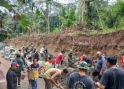 Antusiasme Warga Tinggi, Babinsa Kodim 1606 Pimpin Pembangunan Jalan