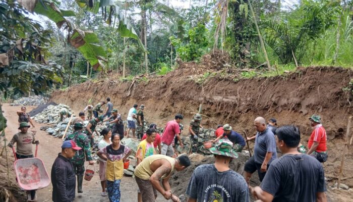 Antusiasme Warga Tinggi, Babinsa Kodim 1606 Pimpin Pembangunan Jalan