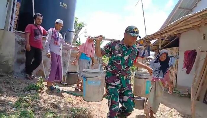 Wujud Nyata Kepedulian TNI Antar Air untuk Warga Desa
