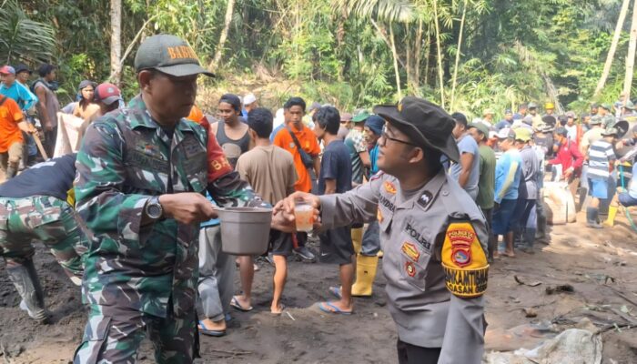 Hangatnya Kebersamaan Babinsa dan Bhabinkamtibmas di Pengecoran Jembatan