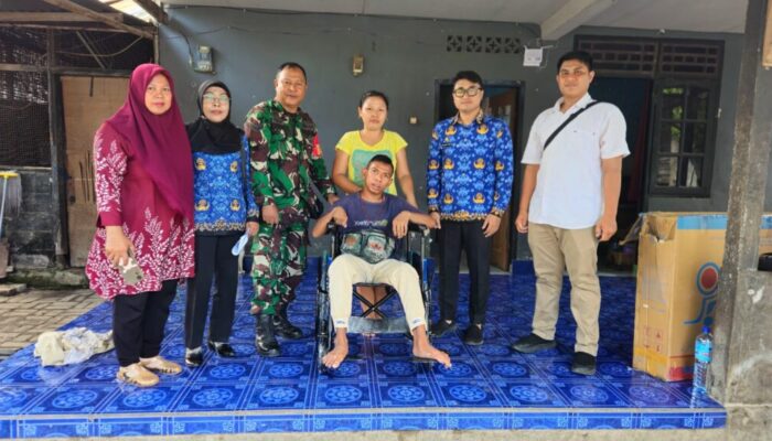 Babinsa Dampingi Penyerahan Bantuan untuk Warga Disabilitas