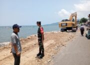 Upaya Cegah Abrasi, Babinsa Bintaro Dampingi Pemasangan Batu Pelindung