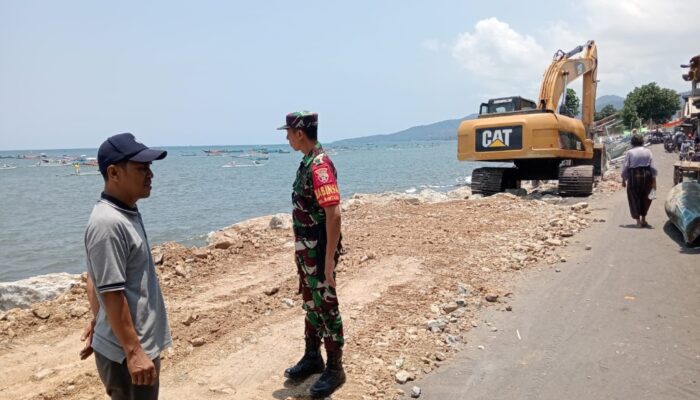 Upaya Cegah Abrasi, Babinsa Bintaro Dampingi Pemasangan Batu Pelindung