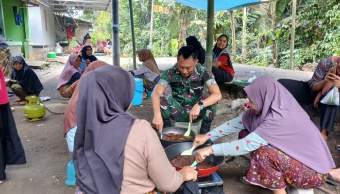 Dodol Ketan Jadi Bukti Kehangatan Satgas TMMD Ke-126 Kodim 1606 Mataram dan Warga