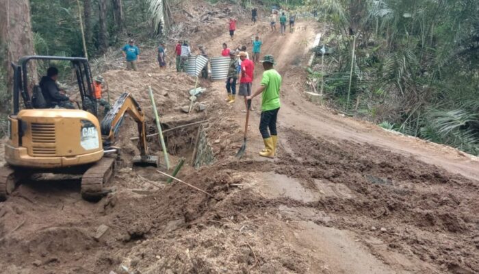 Satgas TMMD ke-126 Kodim 1606 Mataram Pasang Armco Perlebar Akses Jembatan Giri Madia