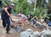 Tak Kenal Lelah, Inak Nur Ikut Gotong Royong TMMD Giri Madia