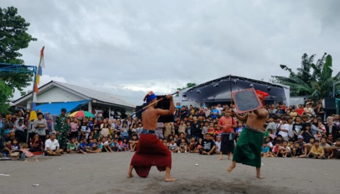 TNI dan Warga Sesela Hidupkan Tradisi Peresean