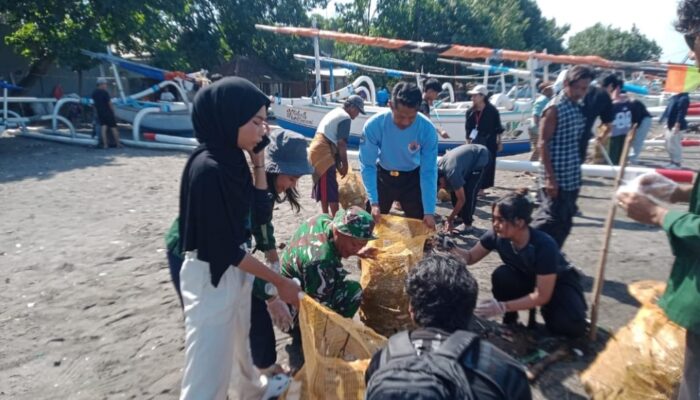 Sinergi Babinsa, Warga, dan Unram Wujudkan Pantai Bersih di Sekarbela