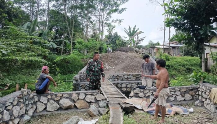 Akses Petani Makin Mudah, Babinsa Awasi Pembangunan Jalan Usaha Tani