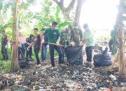 Sinergi TNI dan Warga Angkat Sampah di Ireng Daye