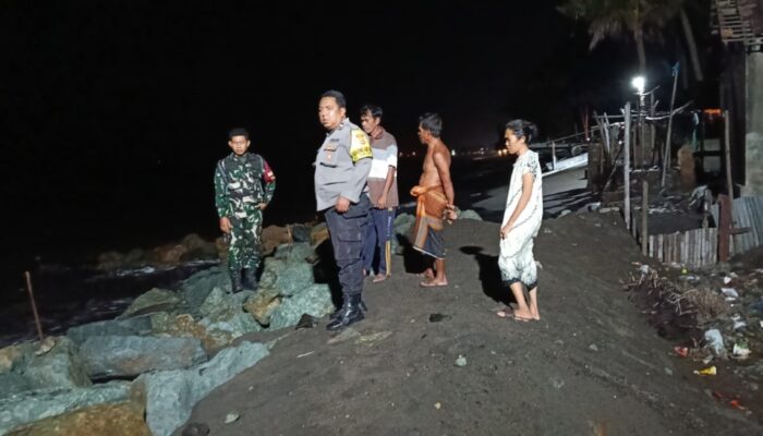 Babinsa, Bhabikamtibmas dan Lurah Jempong Baru Cek Pesisir Saat Cuaca Ekstrem