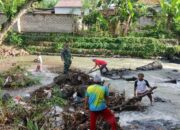 Aksi Bersih Sungai Midang Wujud Sinergi TNI dan Warga